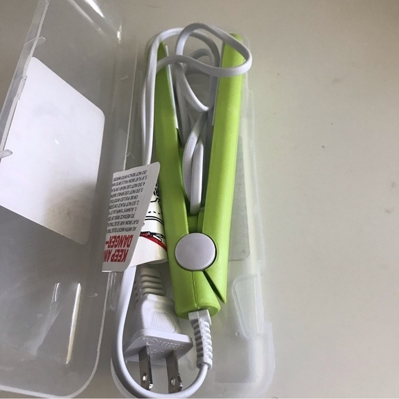 Travel Flat Iron Mini Corded in Case Heats In 30 Secs Momentum Brands - NIB - Picture 3 of 11